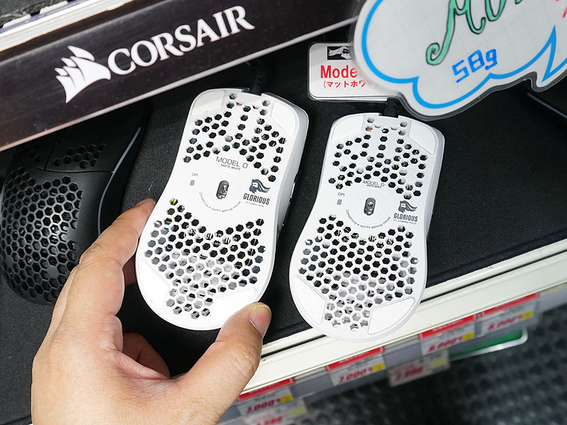Model O(写真左)との比較(底面)
