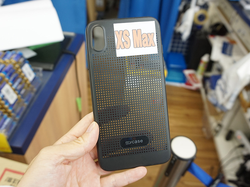 メッシュアルミ＋TPU高放熱iPhoneケース（写真はiPhone X/XS用）