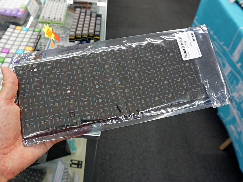 PCBにはキースイッチを取り付けできるソケットが装着済み。アンダーグローLEDも取り付けられている