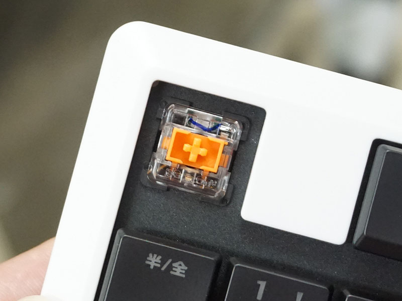 薄型メカニカルスイッチを採用