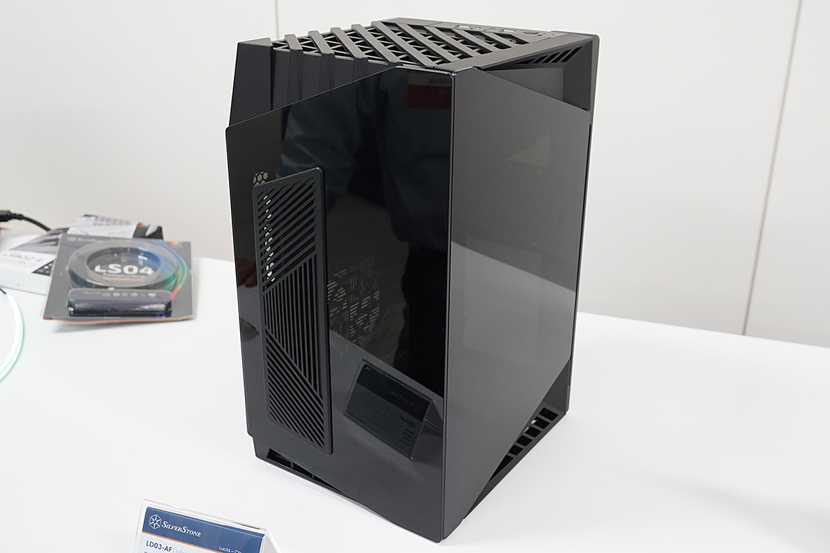 煙突構造でガラスパネルを採用するMini-ITXケース「LD03-AF」。