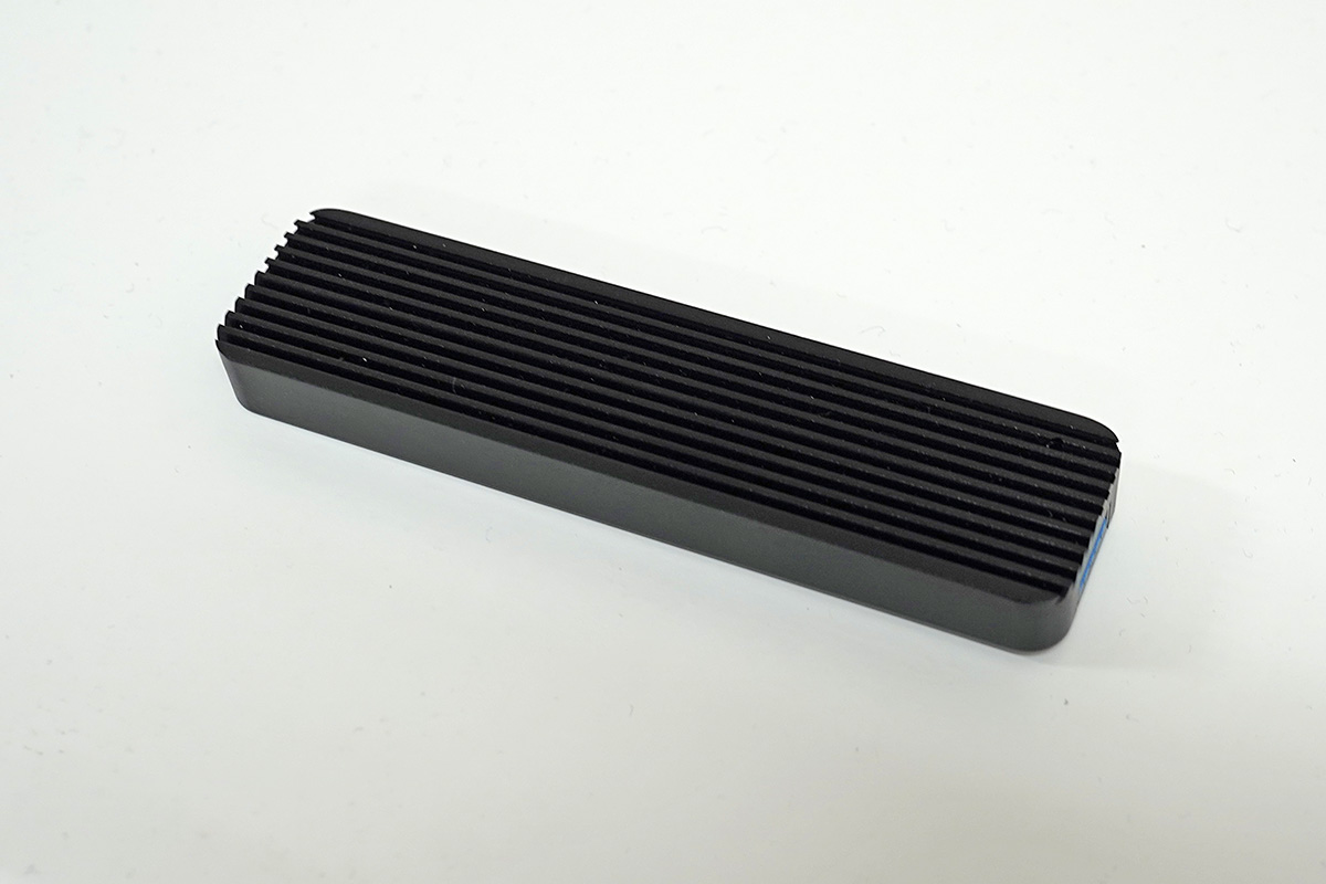 USBコネクタに直結できるM.2 NVMe SSD用外付けケース「MS12」。