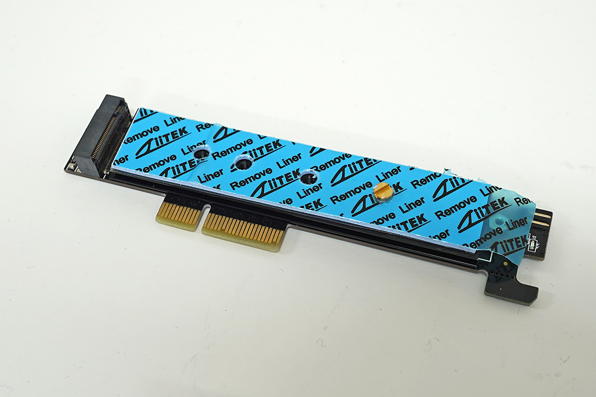 22110タイプのM.2 NVMe SSDに対応したライザーカード「ECM26」。