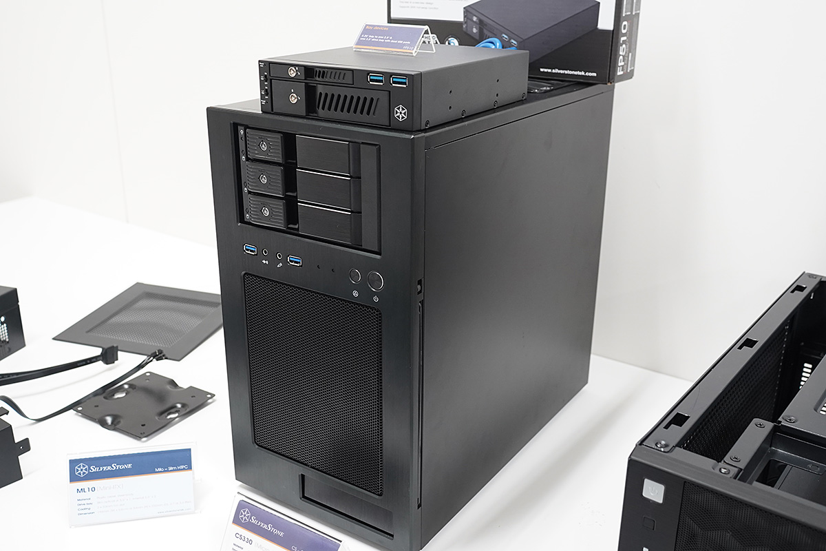 リムーバブルベイを標準搭載するmicroATXケース「CS330」。