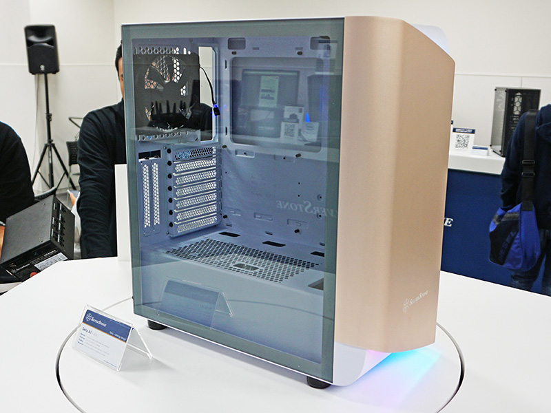 「Seta A1」、ローズゴールド×ホワイトとチタニウム×ブラックの2色が発売予定。