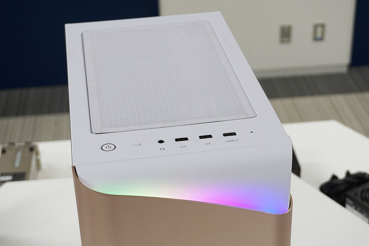 フロントパネルの上下に間接光のように光るLEDを搭載。20cmファン×2基も備えている。