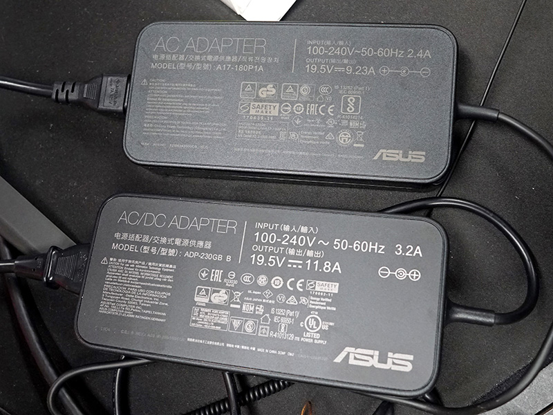 ACアダプタは2つ