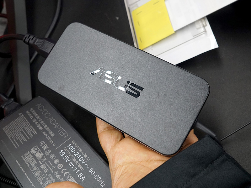 ACアダプタは2つ