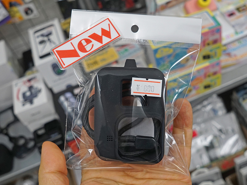 リストストラップが付いたケース「GoPro HERO8 リストストラップ付きシリコンケース」。店頭価格は税抜き800円