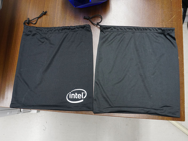 Intelロゴ入りの巾着袋が付属