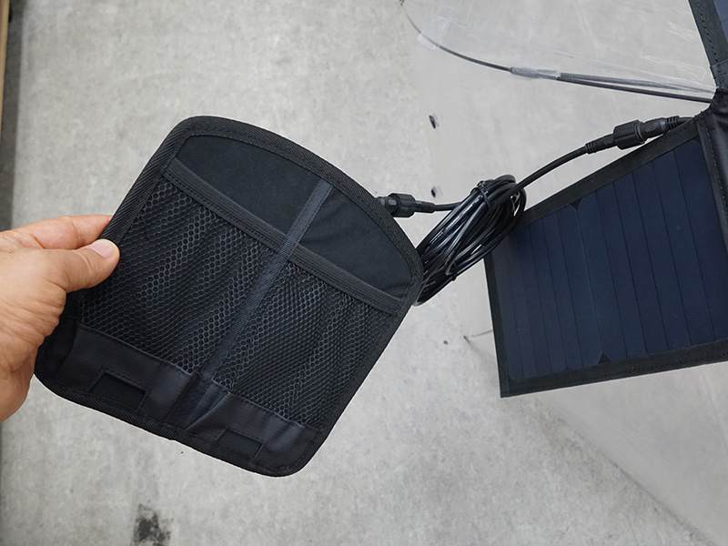 USB出力ポート。背面側にはモバイルバッテリーやスマートフォンを収納できるポケットが用意されている。