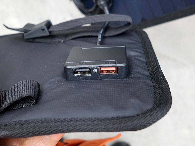 USB出力ポート。背面側にはモバイルバッテリーやスマートフォンを収納できるポケットが用意されている。