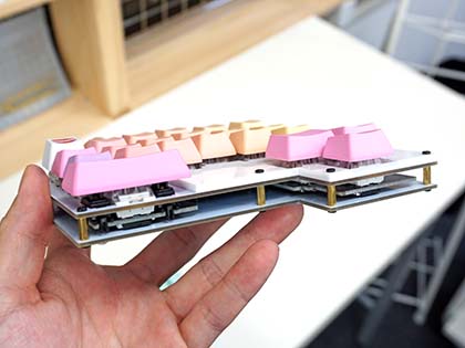 小指の付け根で押すキーを備えた自作キーボードキット「Arabica3/7