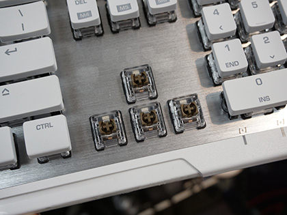 ホワイト筐体が目を引く薄型キーボード「VULCAN 122 AIMO」が発売