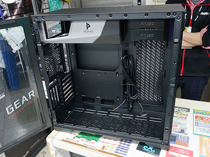 スイングドア構造のAntec製ケース「P120 Crystal」が登場、前面と側面
