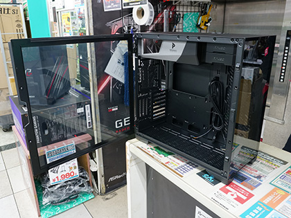 スイングドア構造のAntec製ケース「P120 Crystal」が登場、前面と側面