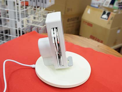 スマホを置くと“天使の翼”が開くワイヤレス充電器が登場 - AKIBA PC