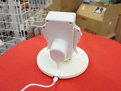 スマホを置くと“天使の翼”が開くワイヤレス充電器が登場 - AKIBA PC