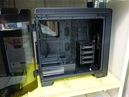 重量20kgの高冷却フルタワー「A700 TG」が入荷、Thermaltake製 - AKIBA