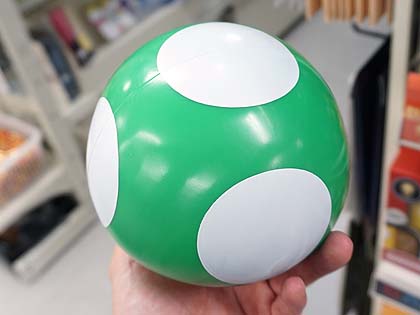 マリオの「1UPキノコ」型LEDライトが店頭販売中、手の平に乗るサイズ