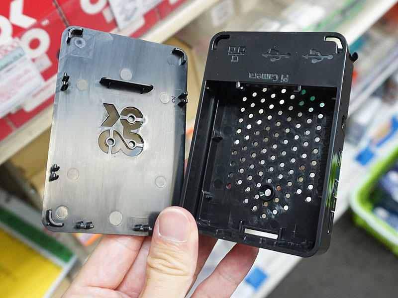 上部が開くタイプのケース(カラーは3色)