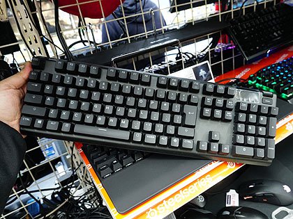 有機ELディスプレイ搭載のSteelSeries製キーボード「Apex 7」が発売
