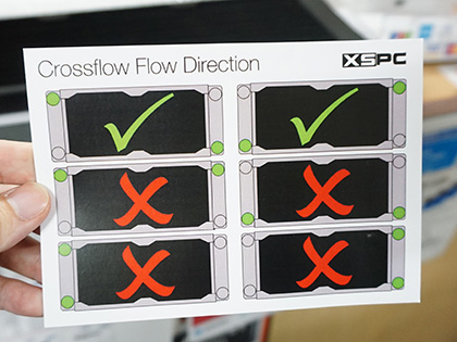 対角に水が流れるレイアウトを採用した水冷ラジエーターがXSPCから
