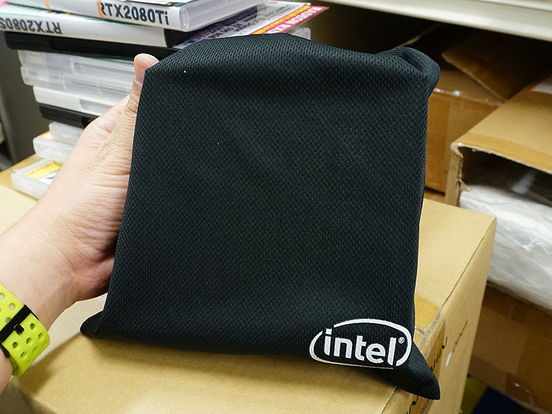 Core i9-10980XEが入っている袋