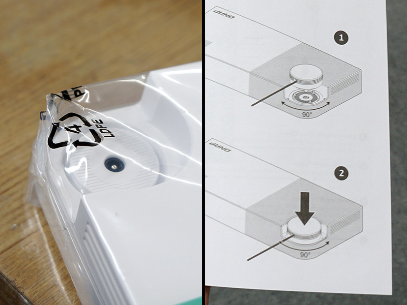 専用ACアダプタ。設置場所に合わせてケーブルが出る向きを変更できる