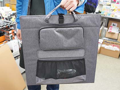 持ち運びもできる出力100Wの折りたたみ式ソーラーパネルが入荷