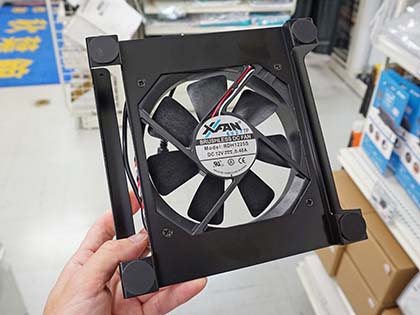 Mac miniを強制冷却！120mmファン付きクーリングスタンドが入荷