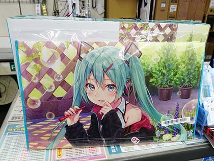 初音ミクコラボの23.8型液晶「VA2456-MIKU」が発売、箱やカバーに描き