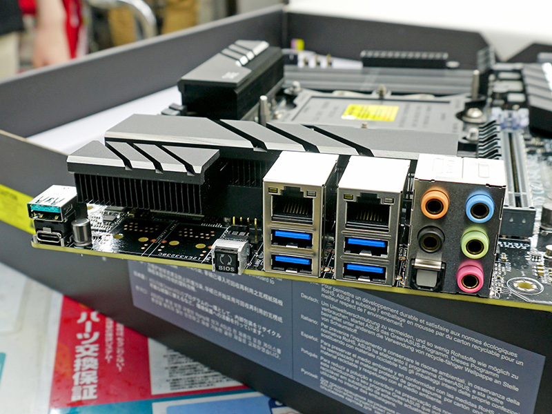 Pro WS C621-64L SAGE。LANがGbE×2に変更されているが、基本的な機能は同等