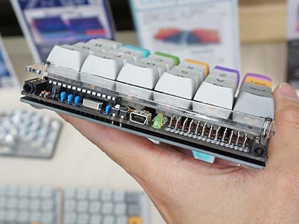 実装パーツを見て楽しめる左右分割キーボード自作キット「Chidori」が