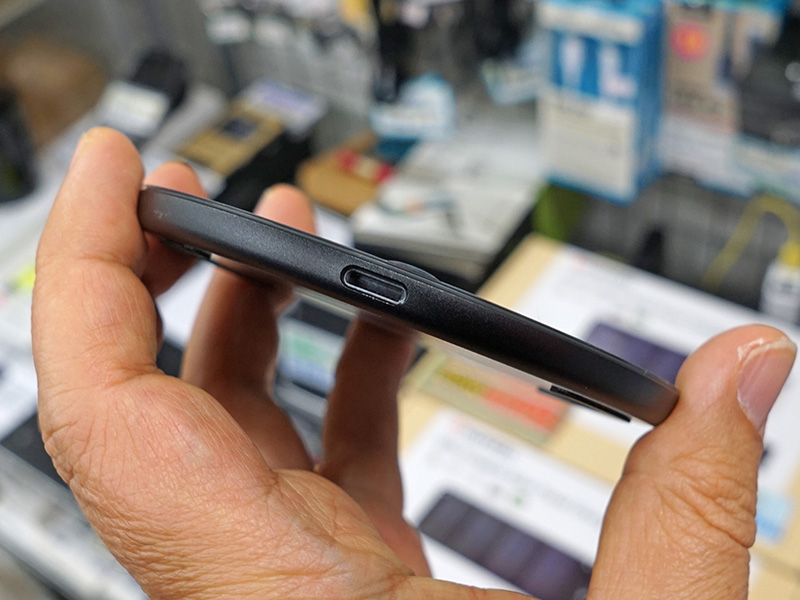 一見USB-Cに見えるが実はLightningコネクタ