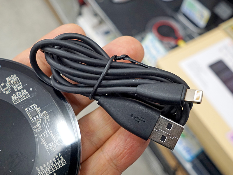 付属のLightningケーブル