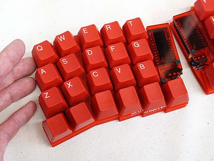 真っ赤な分離型キーボードが製作できるキット「uzu42」 - AKIBA PC