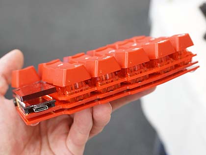 真っ赤な分離型キーボードが製作できるキット「uzu42」 - AKIBA PC
