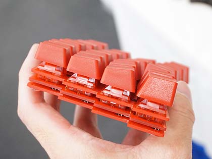 真っ赤な分離型キーボードが製作できるキット「uzu42」 - AKIBA PC