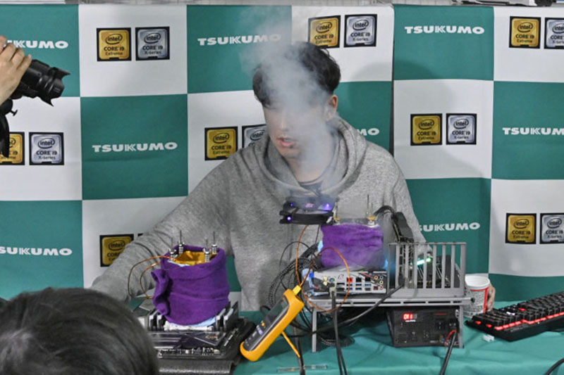 今回も液体窒素を注ぐ注ぐ！何度見ても強烈なインパクト