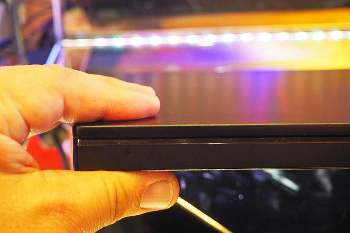厚さは19.8mm。ゲーミングノートPCとしてはかなり薄い。