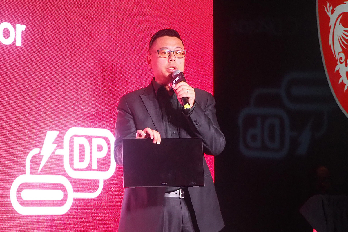 MSI Product Management DirectorのClifford Chun氏が手にしているのが、Optix MAG161。簡単に持ち運べるゲーミングディスプレイだ。