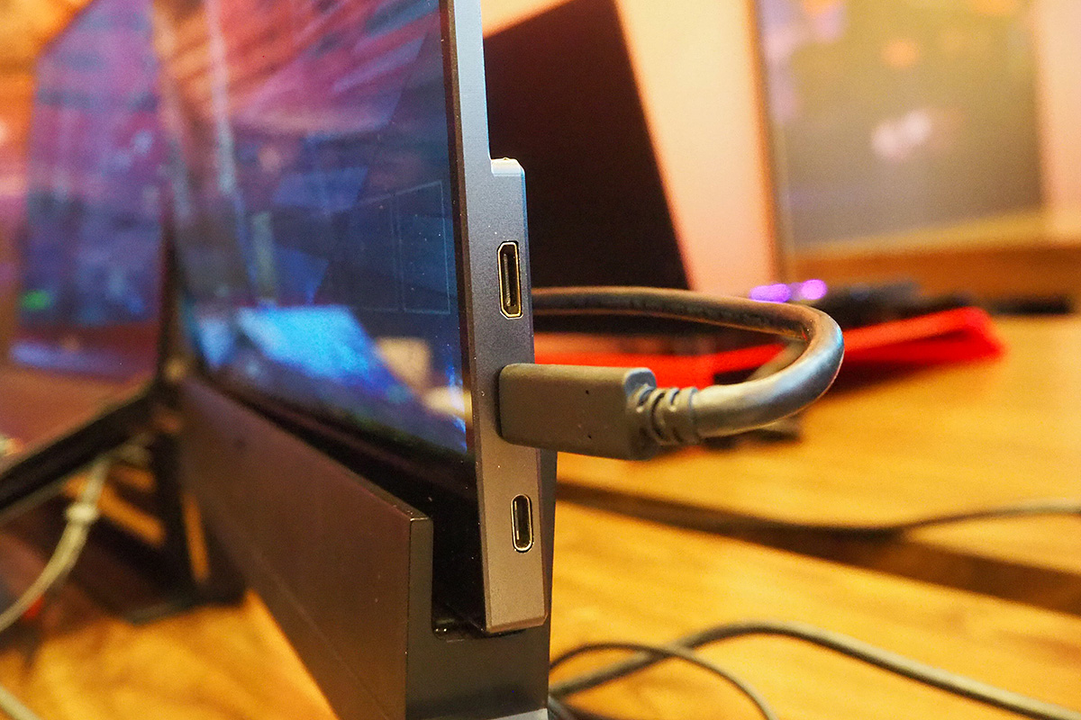 デモ機は、USB Type-Cケーブル×1本で繋がれて動作していた。電源もUSB Type-C経由で供給される。