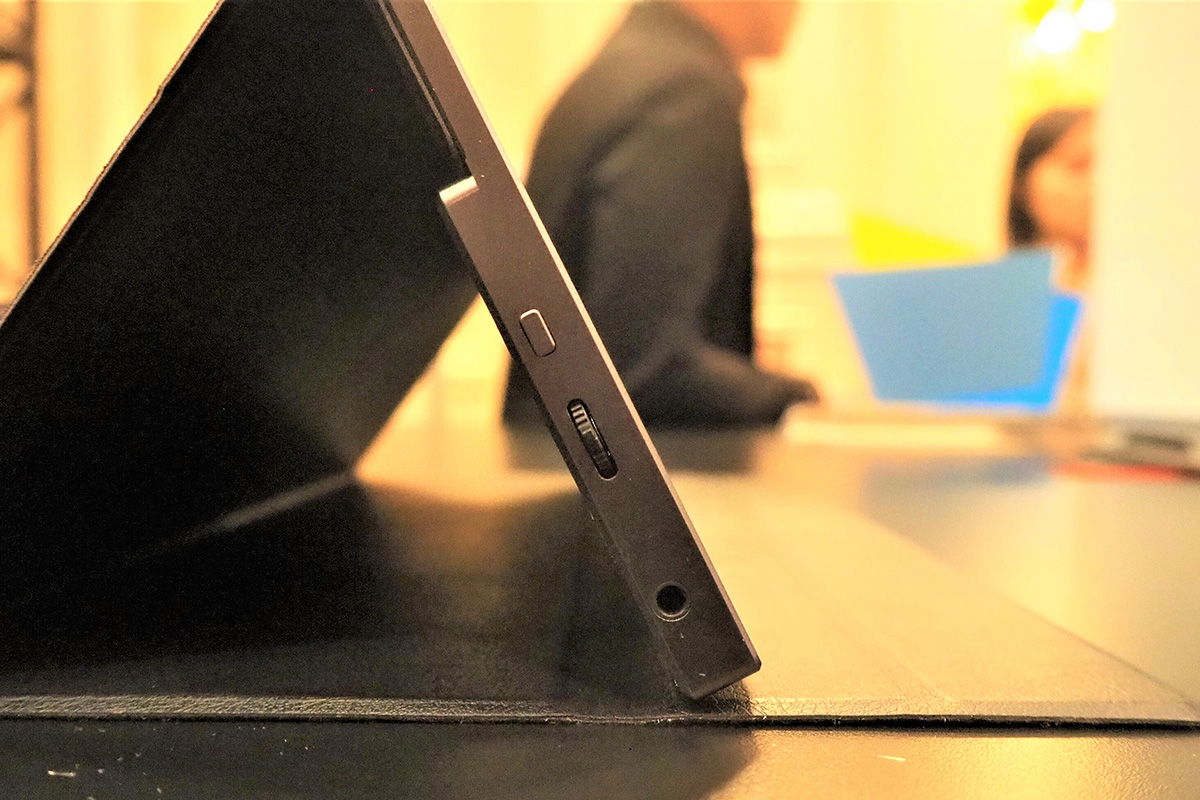 左側面には、設定用のジョグダイヤルやスイッチが用意されている。