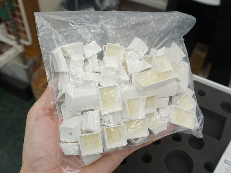 付属品。接点が汚れた時に清掃するための消しゴムなどもあり