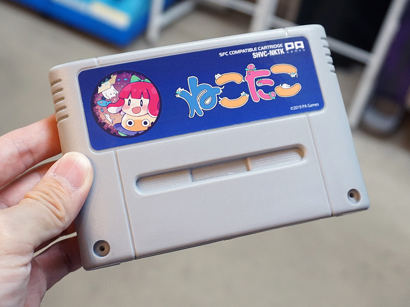 写真のゲームカートリッジは同店スタッフの私物