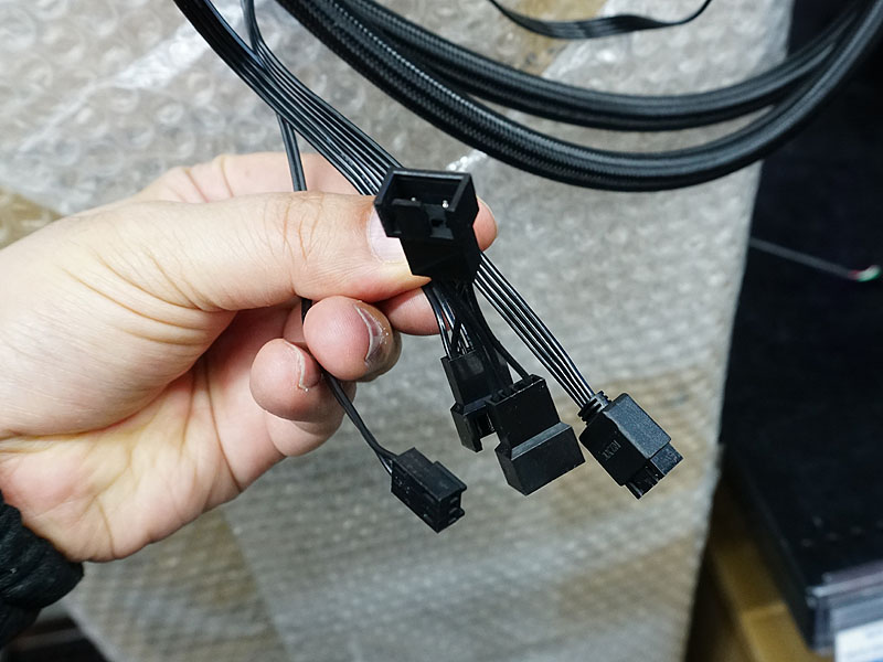 冷却ヘッドから伸びる各種ケーブル