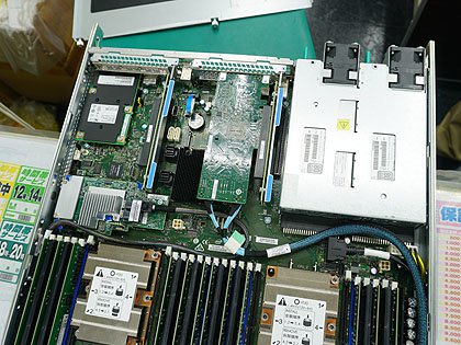 最大7.5TBのメモリに対応、Intel製1Uラックサーバー「R1208WFTYSR」の