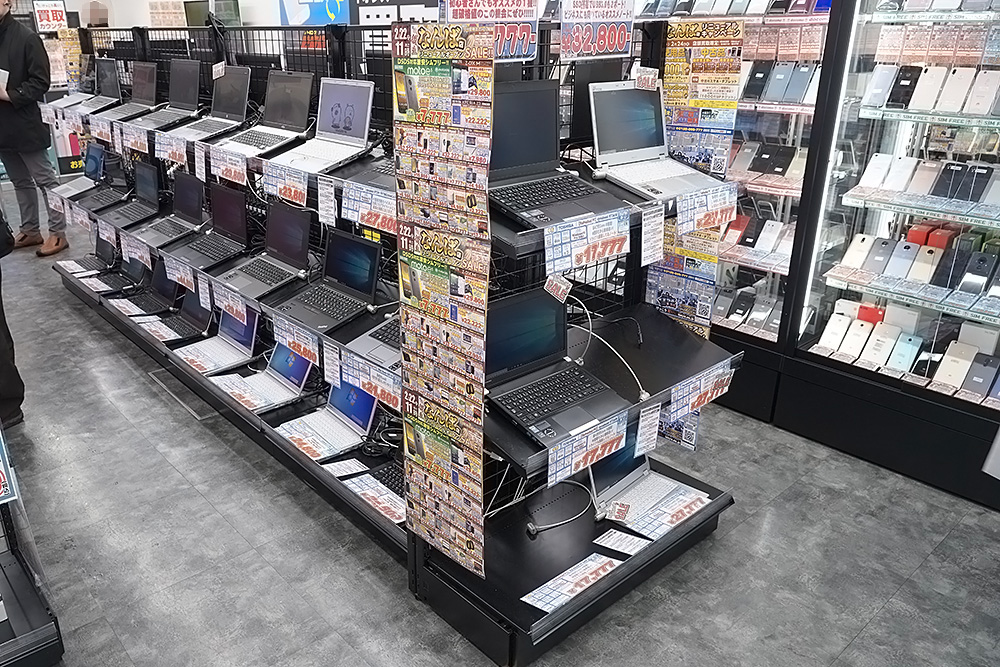 店舗奥の中古PCのエリア、什器の両面にびっしりと展示機がならんでいた。