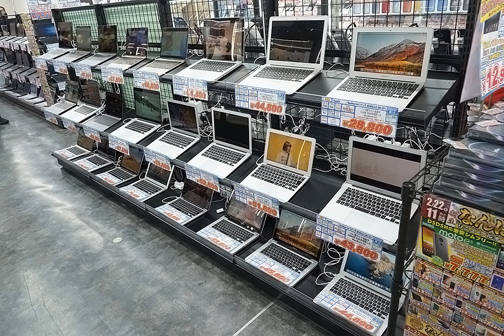 タブレットコーナー向かいのMacエリア。